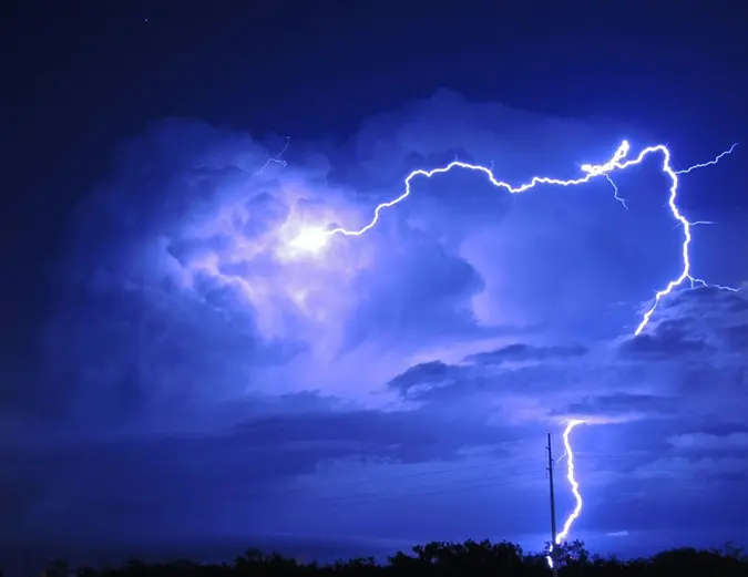 Gewitter mit Blitzen am Nachthimmel