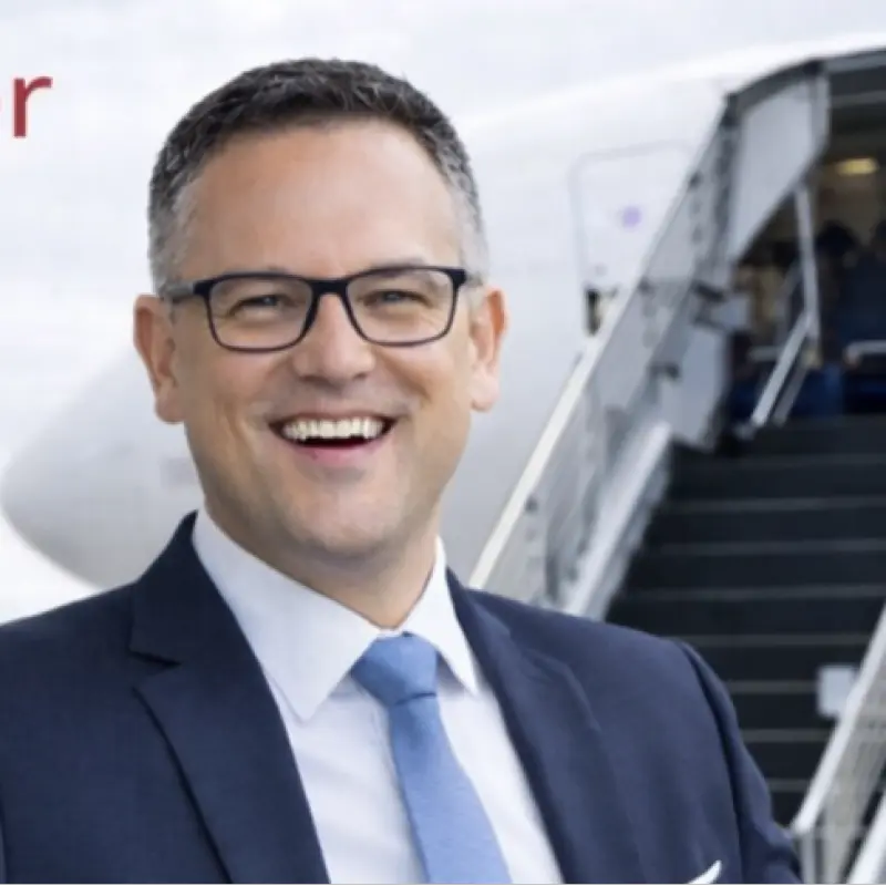 Porträt vor einem Flugzeug